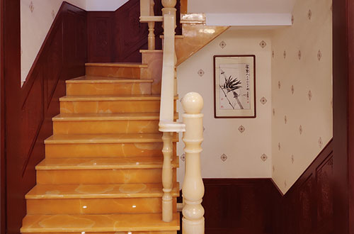 梁园中式别墅室内汉白玉石楼梯的定制安装装饰效果